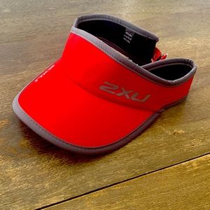 NWT 2XU Run visor